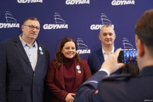 Pamiątkowe zdjęcie dw&oacute;ch honorowych dawc&oacute;w krwi z prezydent Aleksandrą Kosiorek