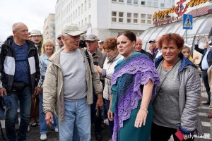 Gdynia świętuje. W Alei Marszałka J. Piłsudskiego stoi 600-metrowy urodzinowy st&oacute;ł (fot. Mirosław Pieślak) 