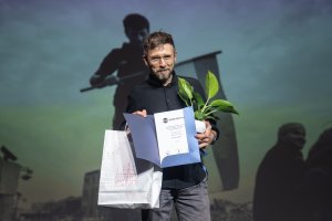 Maciej Moskwa zdobywca Grand Prix XXIX Pomorskiego Konkursu Fotografii Prasowej im. Zbigniewa i Macieja Kosycarzy Gdańsk Press Photo 2025 podczas gali wręczenia nagród 