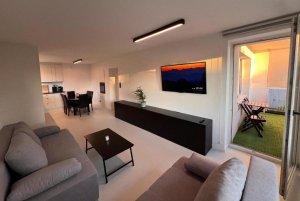 Salon z aneksem kuchennym w obiekcie Cliff City Home