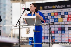 Prezydent Gdyni Aleksandra Kosiorek przemawiająca podczas prezentacji drużyn 83. Tour de Pologne 