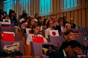 Uczestnicy konferencji TriMUN 2026 zgromadzeni w ali audytoryjnej Pomorskiego Parku Naukowo-Technologicznego Gdynia 