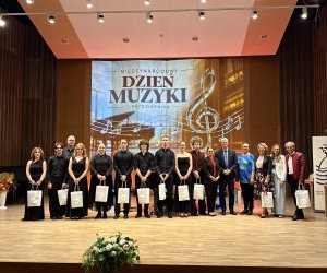 Nagrodzeni pedagodzy i uczniowie w towarzystwie m.in. wiceprezydenta Rafała Geremka, dyrektor szkoły Joanny Rutkowskiej, wicedyrektor Małgorzaty Zimińskiej  i Anny Błaszczyk z Biura ds. wydarzeń miejskich UMG
