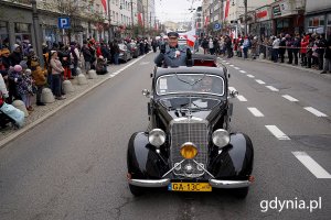 Zabytkowe samochody wzięły udział w paradzie (fot. Mirosław Pieślak)