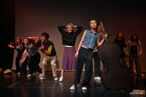 Zdjęcie z próby medialnej spektaklu „Wanożnicë” w Teatrze Muzycznym. Scena zbiorowa