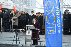 Prezydent Gdyni Aleksandra Kosiorek przemawiająca podczas oficjalnych uroczystościach z okazji 100. rocznicy nadania Gdyni praw miejskich 