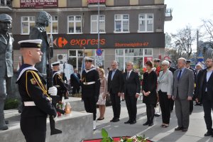 79. rocznica wysiedlenia gdynian. Na zdjęciu: Elżbieta Sierżega, radna Gdyni, Michał Guć, wiceprezydent Gdyni, Wojciech Szczurek, prezydent Gdyni, Katarzyna Gruszecka-Spychała, wiceprezydent Gdyni, Joanna Zielińska, przewodnicząca Rady Miasta Gdyni, Marek Stępa, wiceprezydent Gdyni,Andrzej Bień, radny Gdyni// fot. Marta Jaszczerska