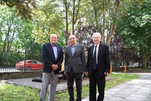 Trzej panowie w garniturach