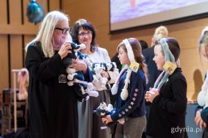 Elżbieta Cupiał, dyrektorka Młodzieżowego Domu Kultury wręcza tegorocznym laureatom maskotki