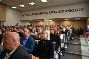 Zdjęcie przedstawia inauguracje roku akademickiego w WSAiB w Gdyni. Na zdjęciu widzimy studentów uczelni.