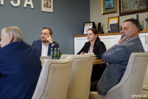 Na zdjęciu: prezydent Gdyni Aleksandra Kosiorek, wiceprezydent Gdyni Tomasz Augustyniak, Tomasz Kłodda, członek zarządu firmy CRIST SA oraz Krzysztof Kulczycki, jeden z założycieli Stoczni CRIST SA i przewodniczący Rady Nadzorczej 