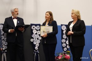 Jubileusz 80-lecia SP 17 w Gdyni, na zdjęciu od lewej: nauczyciel SP 17 Sławomir Wieloch, dyrektorka SP 17 Monika Małyszko i Ewa Biernacka, prezes gdyńskiego oddziału ZNP (fot. Katarzyna Balcerzak)