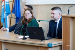 Wczoraj w sali 105 Urzędu Miasta Gdyni prezydent Aleksandra Kosiorek, naczelnik Wydziału Zarządzania Kryzysowego Robert Ronduda i sekretarz miasta Łukasz Kobus spotkali się z przedstawicielami służb i instytucji odpowiedzialnych za bezpieczeństwo. Rozmowy dotyczyły opracowania w ciągu miesiąca wkładów do Pomorskiego Planu Ewakuacji i Ochrony Ludności. (fot. Natalia Kawalerowicz)