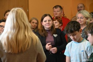 prezydent Gdyni Aleksandra Kosiorek i Bożena Zglińska, dyrektor Centrum Aktywności Seniora z wolontariuszami