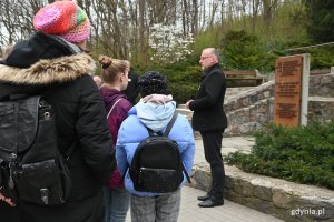 Młodzież z wiceprezydentem Michałem Guciem pod tablicą pamięci Żydów w Gdyni