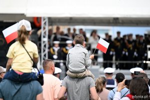 Uczestnicy gdyńskich obchodów z okazji Dnia Flagi RP (fot. Michał Puszczewicz)
