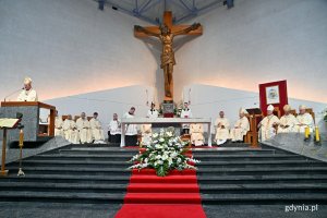Widok na ołtarz. Przy mikrofonie: abp Tadeusz Wojda - metropolita gdański, wokół ołtarza duchowni z gdyńskich parafii i archidiecezji gdańskiej oraz nuncjusz apostolski w Polsce // fot. Magdalena Czernek