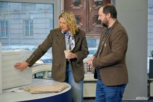 Odeta Moro &ndash; prowadząca program &bdquo;Onet Rano w Podr&oacute;ży&rdquo; z Gdyni  i Michał Miegoń &ndash; przewodnik po Gdyni i kierownik Działu Komunikacji i Promocji Muzeum Miasta Gdyni podczas rozmowy w Centrum Modernizmu w Gdyni