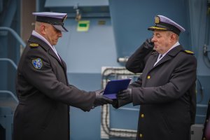 Uroczystość podniesienia bandery jednostek pomocniczych Marynarki Wojennej na holowniku H-1 „Gniewko” // fot.  st. chor. sztab. mar. Piotr Leoniak