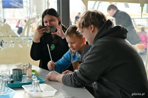 Uczestnicy warsztatów w Centrum Nauki Experyment podczas wykonywania jednego z zadań 