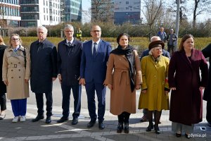 Od prawej: prezydent Gdyni Aleksandra Kosiorek, Barbara Pytko &ndash; prezes stowarzyszenia Gdyńska Rodzina Katyńska, posłanka Dorota Arciszewska-Mielewczyk, wicewojewoda Emil Rojek, wiceprezydent Gdyni Rafał Geremek, senator Sławomir Rybicki oraz radna Gdyni Agnieszka Tokarska przy ul. Waszyngtona podczas uroczystości z okazji Dnia Pamięci Ofiar Zbrodni Katyńskiej