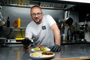 Maciej Kamiński, założyciel i właściciel restauracji Tapas Barcelona, opowiadający o potrawach, kt&oacute;re serwują 