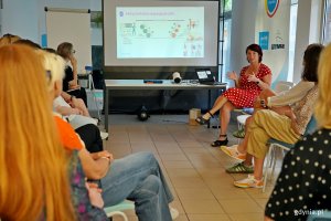 Prof. dr hab. Natasza Kosakowska-Berezecka, kierownik Zakładu Psychologii Międzykulturowej i Psychologii Rodzaju Uniwersytetu Gdańskiego wraz z uczestniczkami podczas pierwszego spotkania Gdyńskiej Strefy Otwartości