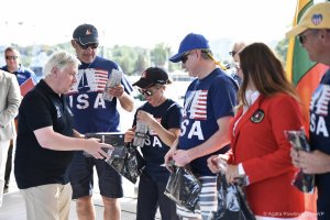 Zawodniczy w koszulkach z flagami USA