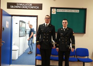 Dw&oacute;ch młodych mężczyzn w mundurach