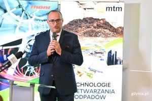 Eko Dolina podpisała umowę z wykonawcą największej inwestycji w historii sp&oacute;łki. Przemawia Emil Rojek, wicewojewoda pomorski. (fot. Łukasz Kamasz/gdynia.pl)