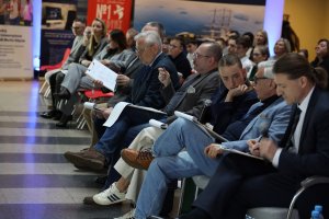 Komitet Naukowy w składzie: dr inż. Kpt. Ż.w. Piotr Kopacz z Uniwersytetu Morskiego w Gdyni dr Mariusz Kardas z Wydziału Nauk Humanistycznych i Społecznych Akademii Marynarki Wojennej prof. dr hab. Tadeusz Palmowski - Instytut Oceanografii i Geografii Uniwersytetu Gdańskiego dr Maja Głuchowska-W&oacute;jcicka, dziekan Wydziału Prawa i Administracji WSB Merito dr Michał Graban &ndash; adiunkt w Katedrze Logistyki WSAiB im. E. Kwiatkowskiego w Gdyni Arkadiusz Brzęczek &ndash; miłośnik i pasjonat Gdyni