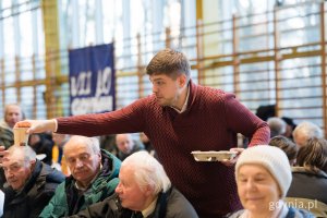 Radny miasta Dominik Aziewicz podczas tradycyjnej gdyńskiej wigilii