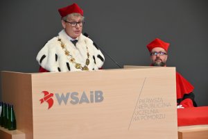 Zdjęcie przedstawia rektora Wyższej Szkoły Administracji i Biznesu w Gdyni dr Tomasza Białasa, który przemawia podczas inauguracji.