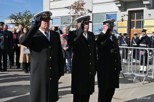 Przedstawiciele Marynarki Wojennej składający kwiaty pod pomnikiem podczas uroczystości z okazji 87. rocznicy pierwszych wysiedleń Gdynian