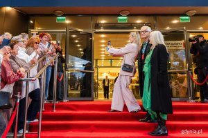 Andrzej Seweryn na czerwonym dywanie przed Teatrem Muzycznym w Gdyni przed galą otwarcia 51. Festiwalu Polskich Film&oacute;w Fabularnych