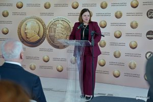 Prezydent Gdyni Aleksandra Kosiorek przemawiająca podczas gali wręczenia Nagrody im. Kapitana Leszka Wiktorowicza