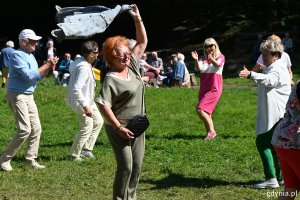 Seniorzy w tańcu na pikniku na Polance Redłowskiej