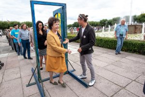 Przejście przez symboliczne Drzwi do Tolerancji // fot. Dawid Linkowski