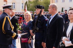 Rektor-komendant Akademii Marynarki Wojennej kadm. prof. dr hab. Tomasz Szubrycht gratulujący wyr&oacute;żnionym podchorążym oraz ich rodzinom 