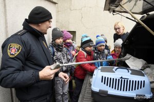 Strażnicy miejscy pokazali dzieciom sprzęt, jakiego w swojej pracy używają funkcjonariusze Ekopatrolu, fot. Jan Ziarnicki