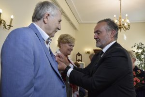 Prezydent Wojciech Szczurek wręczył medale za Długoletnie Pożycie Małżeńskie // fot. Lechosław Dzierżak