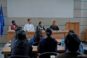 Studenci i studentki oraz wykładowcy z The Bartlett School of Architecture podczas spotkania z wiceprezydentką Gdyni Oktawią Gorzeńską 