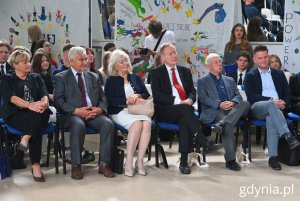 Na zdjęciu (od lewej) m.in.: wicedyrektor III LO w Gdyni Małgorzata Szymańska-Pancewicz, konsul honorowy Republiki Cypryjskiej Jan Michalewski wraz z małżonką, konsul honorowy Królestwa Danii Julian Skelnik (fot. Magdalena Starnawska)