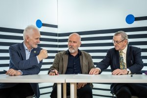 Od lewej: Aleś Bialacki &ndash; białoruski obrońca praw człowieka i laureat Pokojowej Nagrody Nobla, Richard Flanagan &ndash; australijski pisarz, historyk i reżyser filmowy i Norman Davies &ndash; brytyjsko-polski historyk i honorowy obywatel Gdyni podczas pisania listu dla przyszłych pokoleń