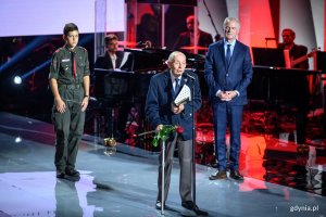 Gala Finałowa XI Festiwalu NNW. Nagrodę wręczył senator Sławomir Rybicki // fot. Dawid Linkowski