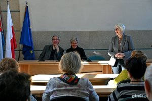 Joanna Zielińska - przewodnicząca Rady Miasta Gdyni oraz radni Elżbieta Raczyńska i Zenon Roda podczas spotkania z gdyńskimi seniorami 