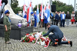 Uroczystości pod pomnikiem Ofiar Grudnia 1970 w ramach gdyńskich obchodów 45. rocznicy zakończenia strajków i podpisania porozumień sierpniowych. Radny Marek Dudziński sklada kwiaty pod pomnikiem (fot. Michał Puszczewicz)