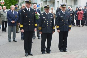 Uczestnicy uroczystości przy historycznym samolocie TS-8 Bies na Babich Dołach