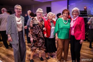 Seniorzy pozują do zdjęcia