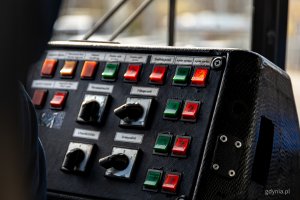 Wnętrze Ikarusa 280T, kt&oacute;ry już znajduje się na zajezdni PKT w Gdyni (fot. Kamil Złoch)